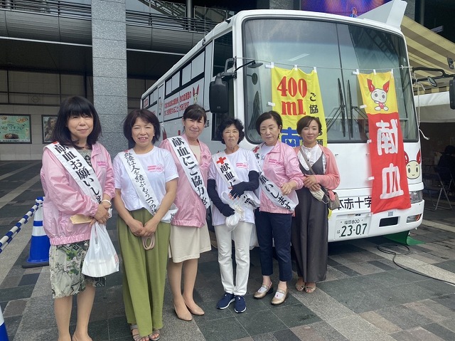 博多駅前にて献血運動